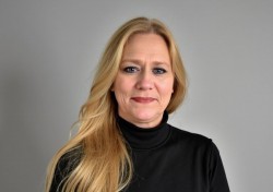  Julie Cisneros